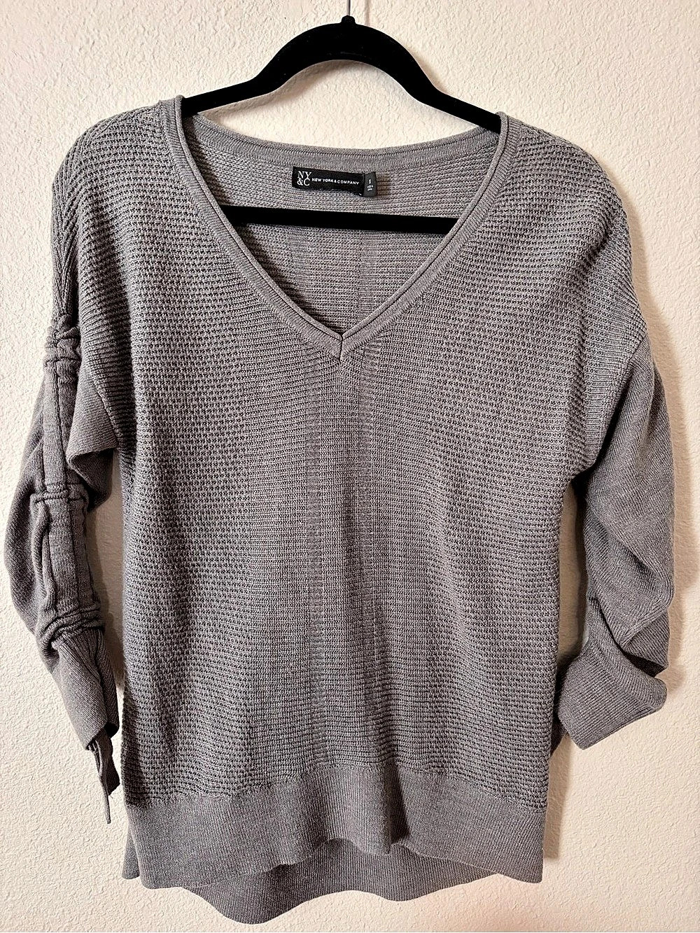 NY&C Gray V-Neck Sweater Size Small Like New